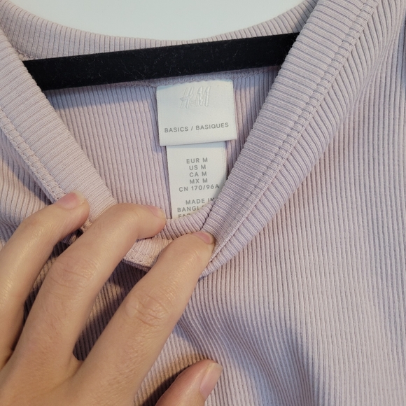 4/$20 👚 H&M medium lilac tank top - Picture 3 of 3